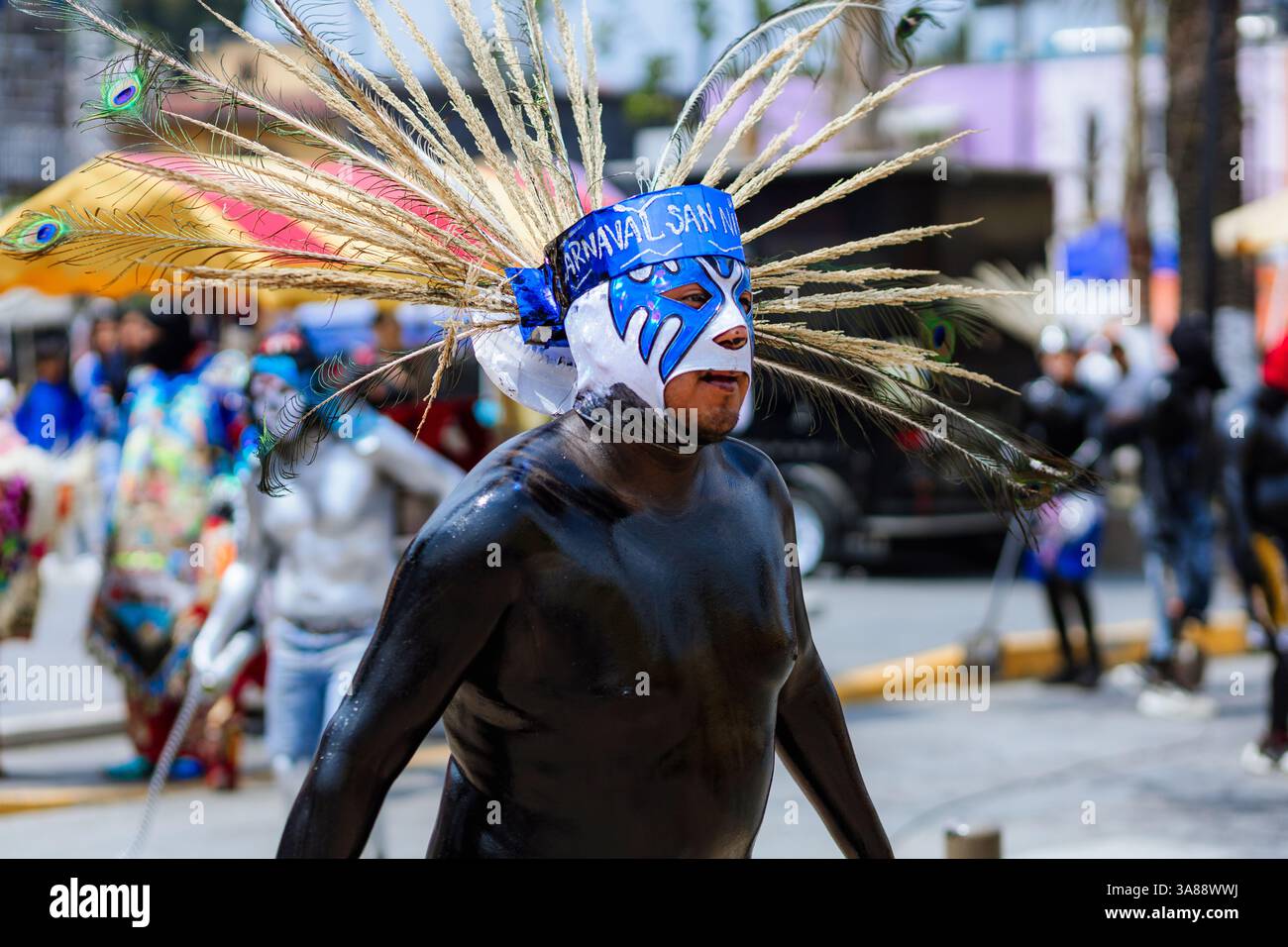 Gli uomini travestiti da Xinacates celebrano la fine del carnevale, ricoperti di olio bruciato o di vernice in polvere con olio. Foto Stock