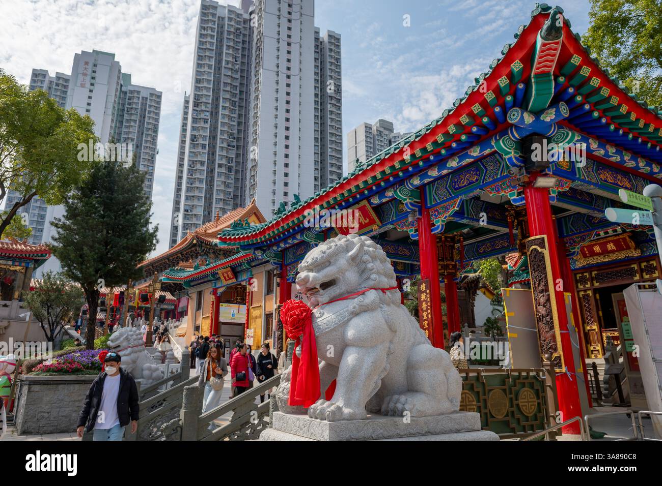 Hong Kong. Cina- 02.24.2025. Una vista generale dei terreni del Tempio di Wong Tai sin, che mostra statue di leoni guardiani, architettura tradizionale Cinese in contra Foto Stock