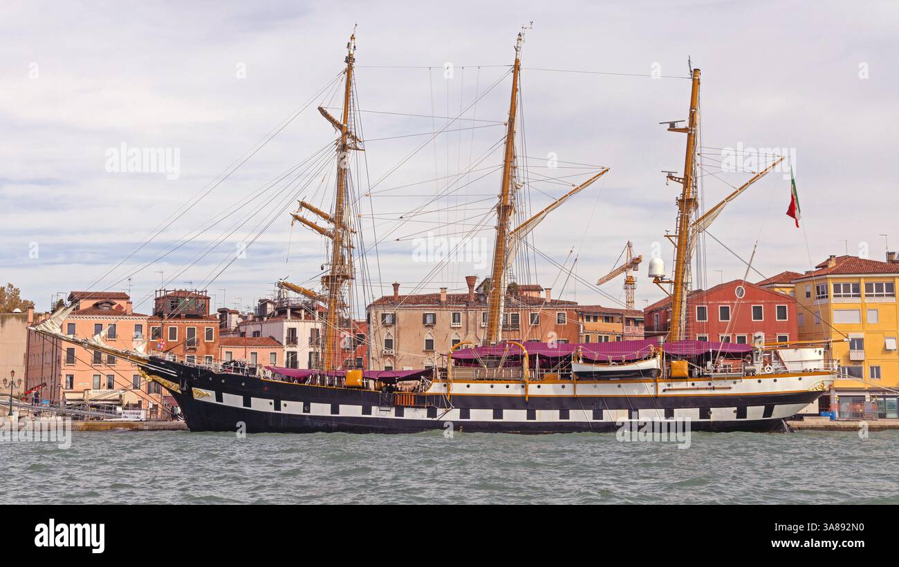 Venezia, Italia - 09 ottobre 2024: Nave da addestramento Palinuro della Marina militare Italiana ormeggiata al molo di Venezia al Cloudy Fall Day. Foto Stock