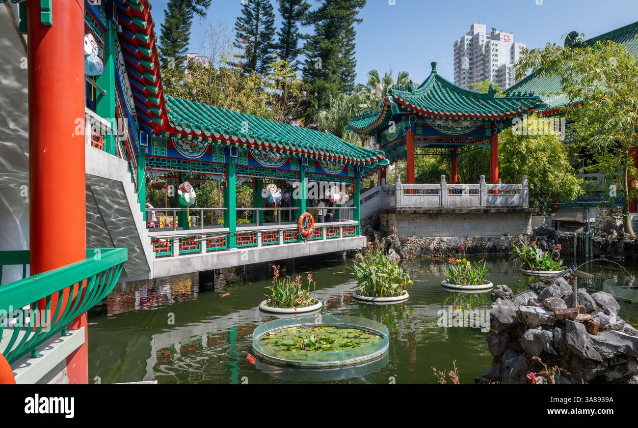 Hong Kong. Cina- 02.24.2025. Vista interna del Giardino di Good Wish nel complesso del Tempio Sik Sik Yuen Wong Tai sin che mostra i tradizionali padiglioni cinesi Foto Stock