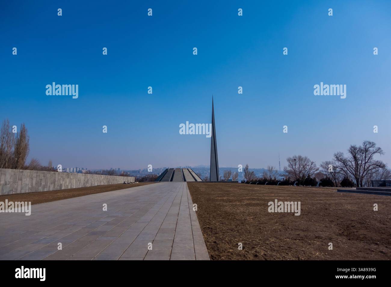Erevan, Armenia - 13 febbraio 2025 - complesso commemorativo del genocidio armeno, fiamma eterna Foto Stock