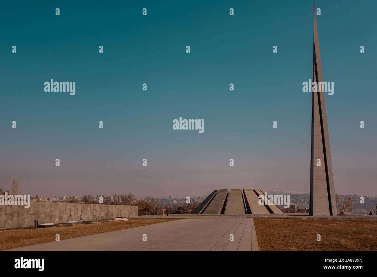 Erevan, Armenia - 13 febbraio 2025 - complesso commemorativo del genocidio armeno, fiamma eterna Foto Stock