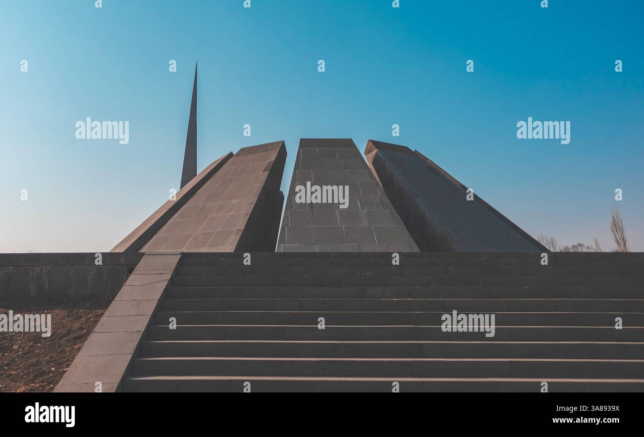 Erevan, Armenia - 13 febbraio 2025 - complesso commemorativo del genocidio armeno, fiamma eterna Foto Stock