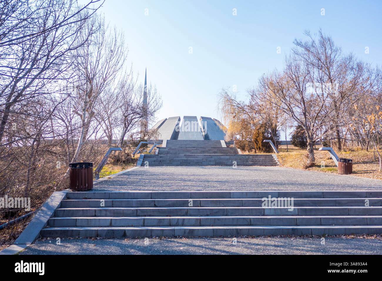 Erevan, Armenia - 13 febbraio 2025 - complesso commemorativo del genocidio armeno, fiamma eterna Foto Stock