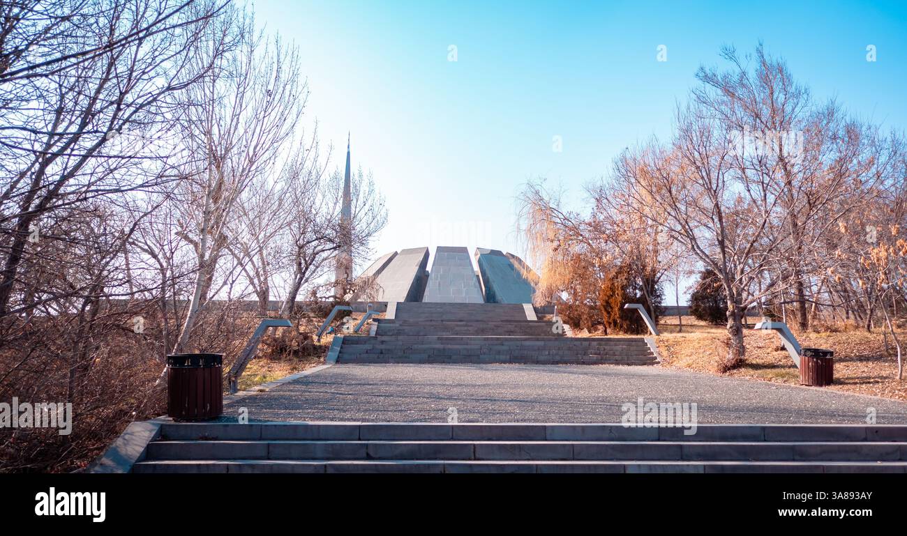 Erevan, Armenia - 13 febbraio 2025 - complesso commemorativo del genocidio armeno, fiamma eterna Foto Stock