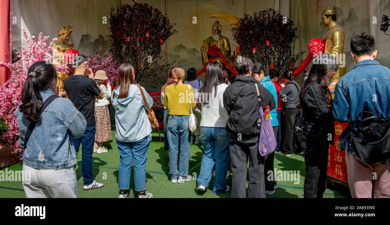 Hong Kong. Cina- 02.24.2025. I visitatori del tempio Sik Sik Yuen Wong Tai sin pregano per il matrimonio e l'amore con il dio Yue Lao o il Vecchio sotto la Luna. Foto Stock