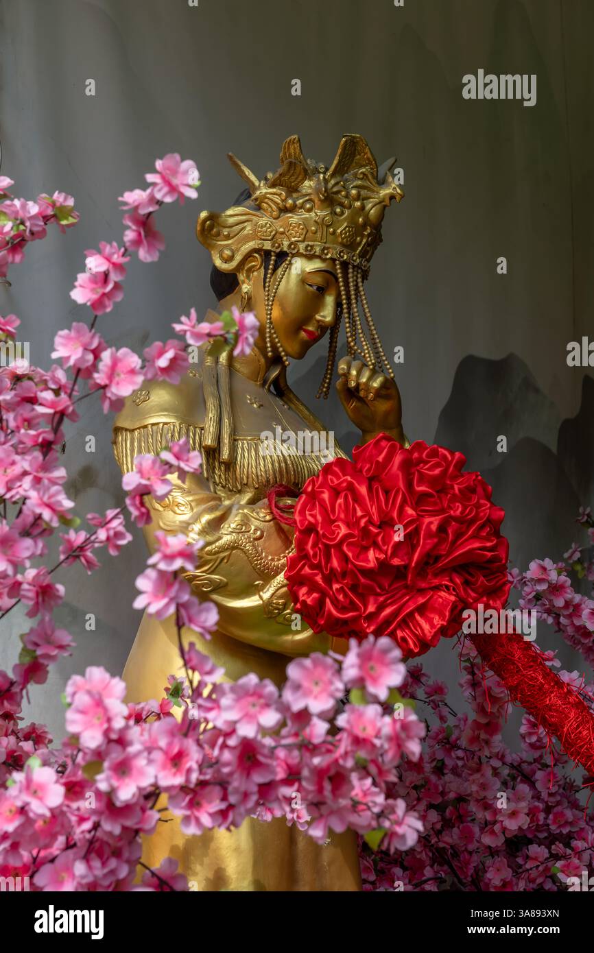 Hong Kong. Cina- 02.24.2025. Una statua di una donna cinese in costume da sposa tradizionale nel Tempio di Wong Tai sin, dove i visitatori pregano per amore e marria Foto Stock