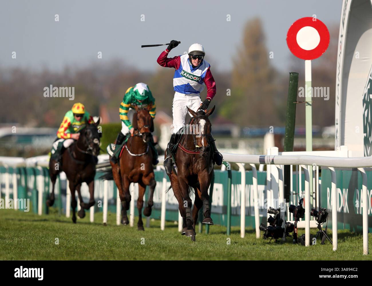 Foto del file datata 08-04-2017 di uno per Arthur guidato da Derek Fox vincitore del Grand National 2017. Il Randox Grand National è una gara ricca di storia e l'irlandese Derek Fox è un fantino che ha inciso il suo nome nel folklore Aintree grazie alle due vittorie di cinque corse sul Merseyside Spectacular. Data di pubblicazione: Venerdì 28 marzo 2025. Foto Stock