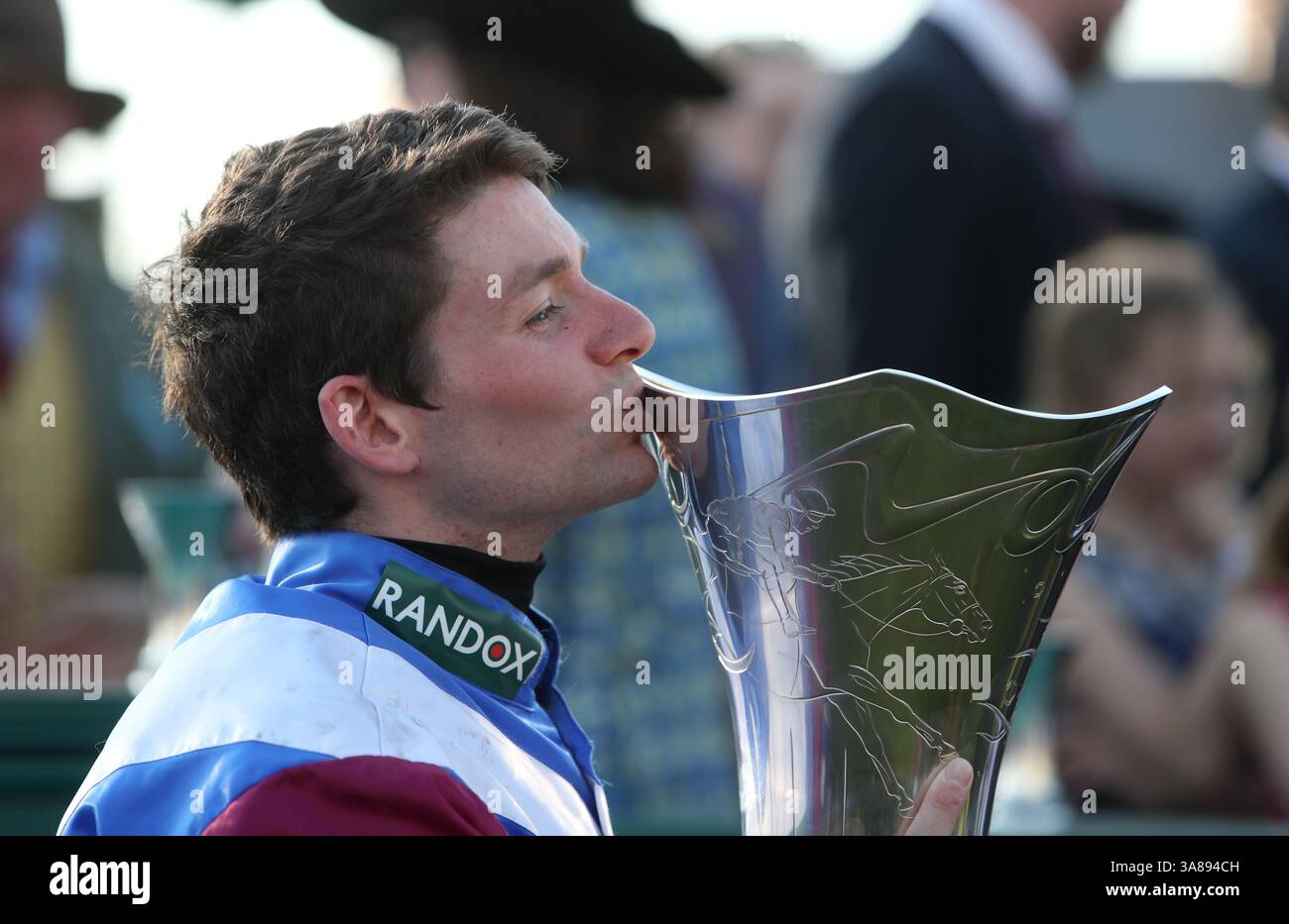 Foto del file datata 08-04-2017 di Derek Fox che baciava il trofeo dopo aver vinto il Grand National 2017 a bordo di uno per Arthur. Il Randox Grand National è una gara ricca di storia e l'irlandese Derek Fox è un fantino che ha inciso il suo nome nel folklore Aintree grazie alle due vittorie di cinque corse sul Merseyside Spectacular. Data di pubblicazione: Venerdì 28 marzo 2025. Foto Stock