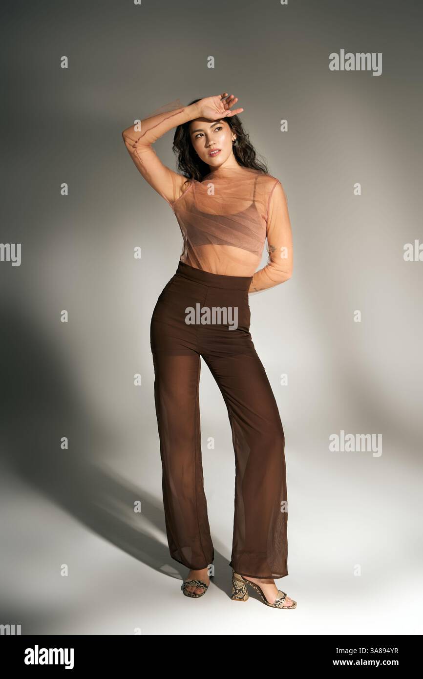 Una splendida giovane donna mostra con fiducia il suo stile estivo elegante e alla moda. Foto Stock