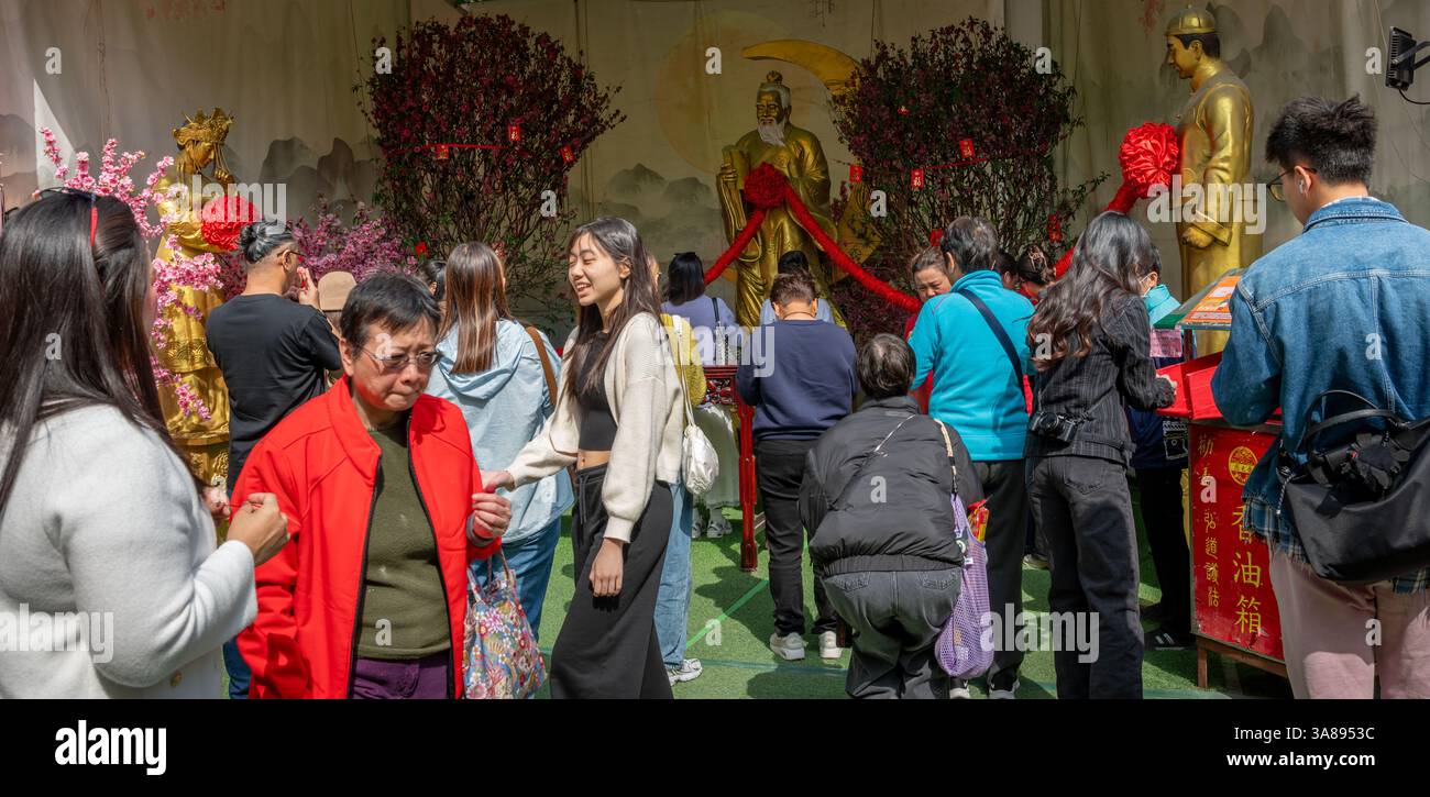 Hong Kong. Cina- 02.24.2025. I visitatori del tempio Sik Sik Yuen Wong Tai sin pregano per il matrimonio e l'amore con il dio Yue Lao o il Vecchio sotto la Luna. Foto Stock