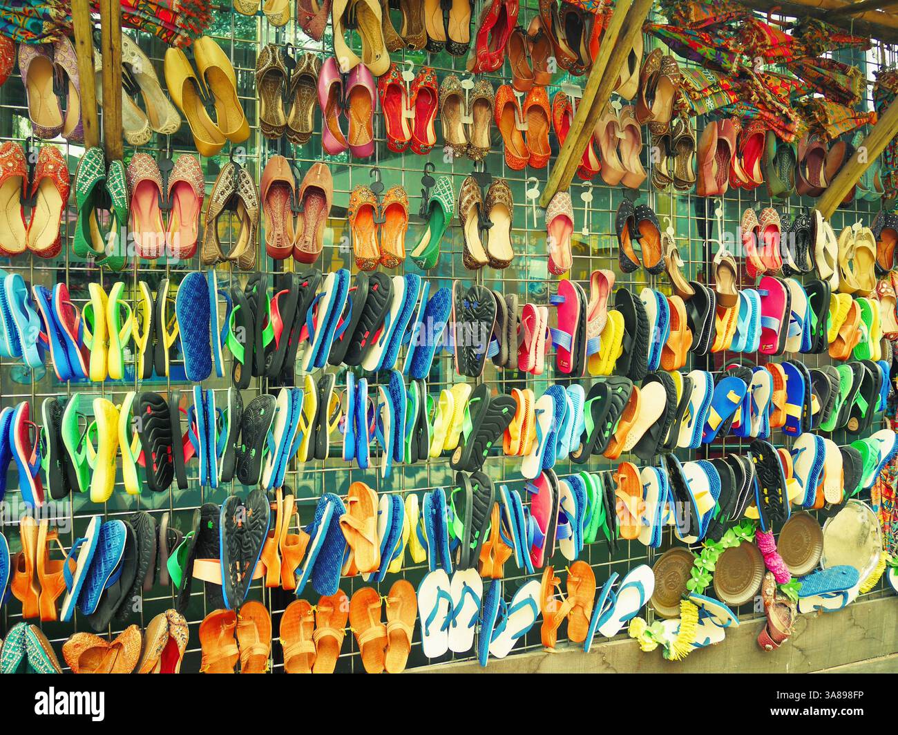 Parete di sandali e scarpe al villaggio indiano «Land of the Lions» presso lo ZSL London Zoo, Regent's Park, Regno Unito 2017. Foto Stock