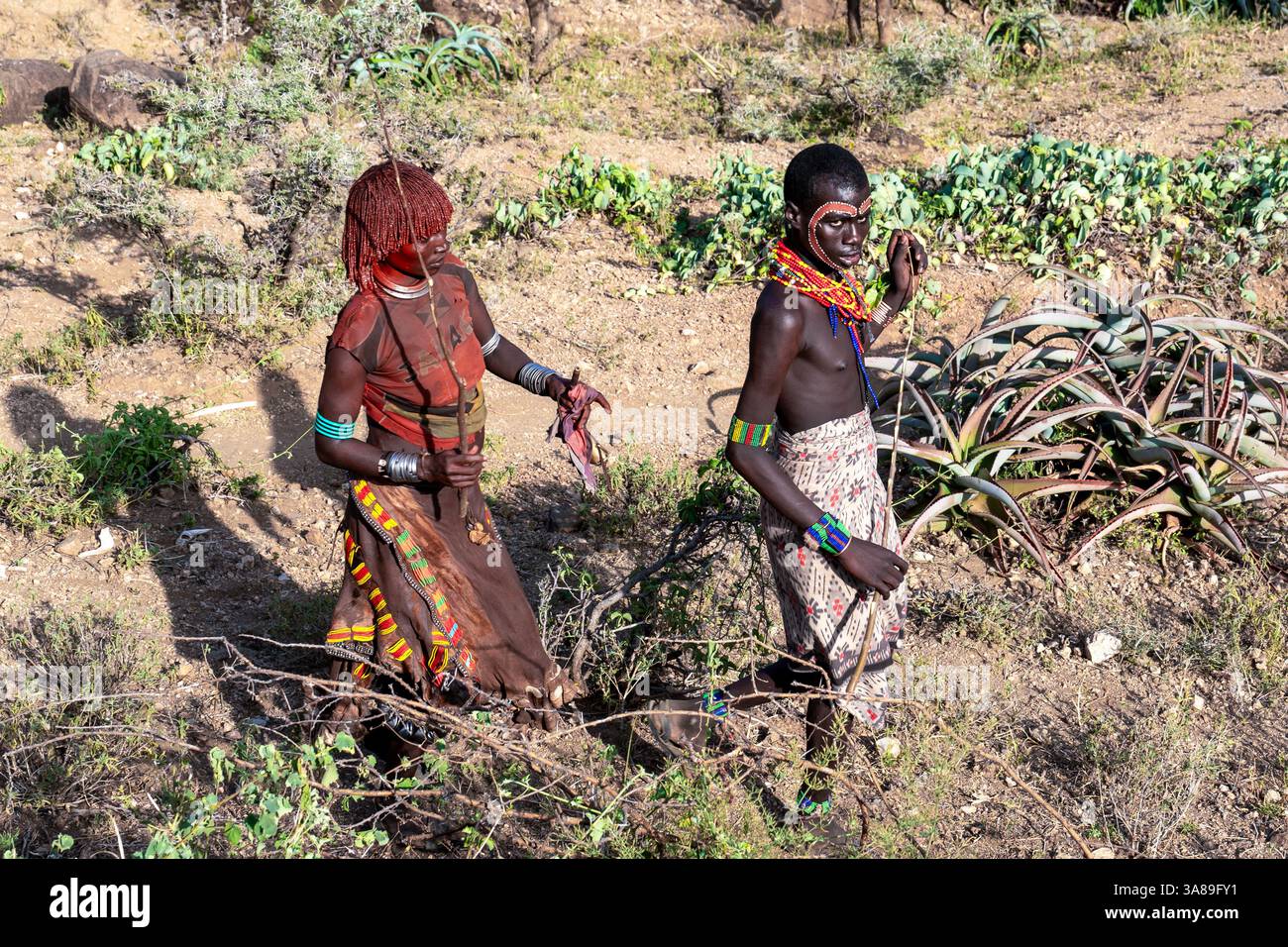 Etiopia, gente della tribù Hamer cammina nella South Omo Valley. 17 febbraio 2024 Foto Stock