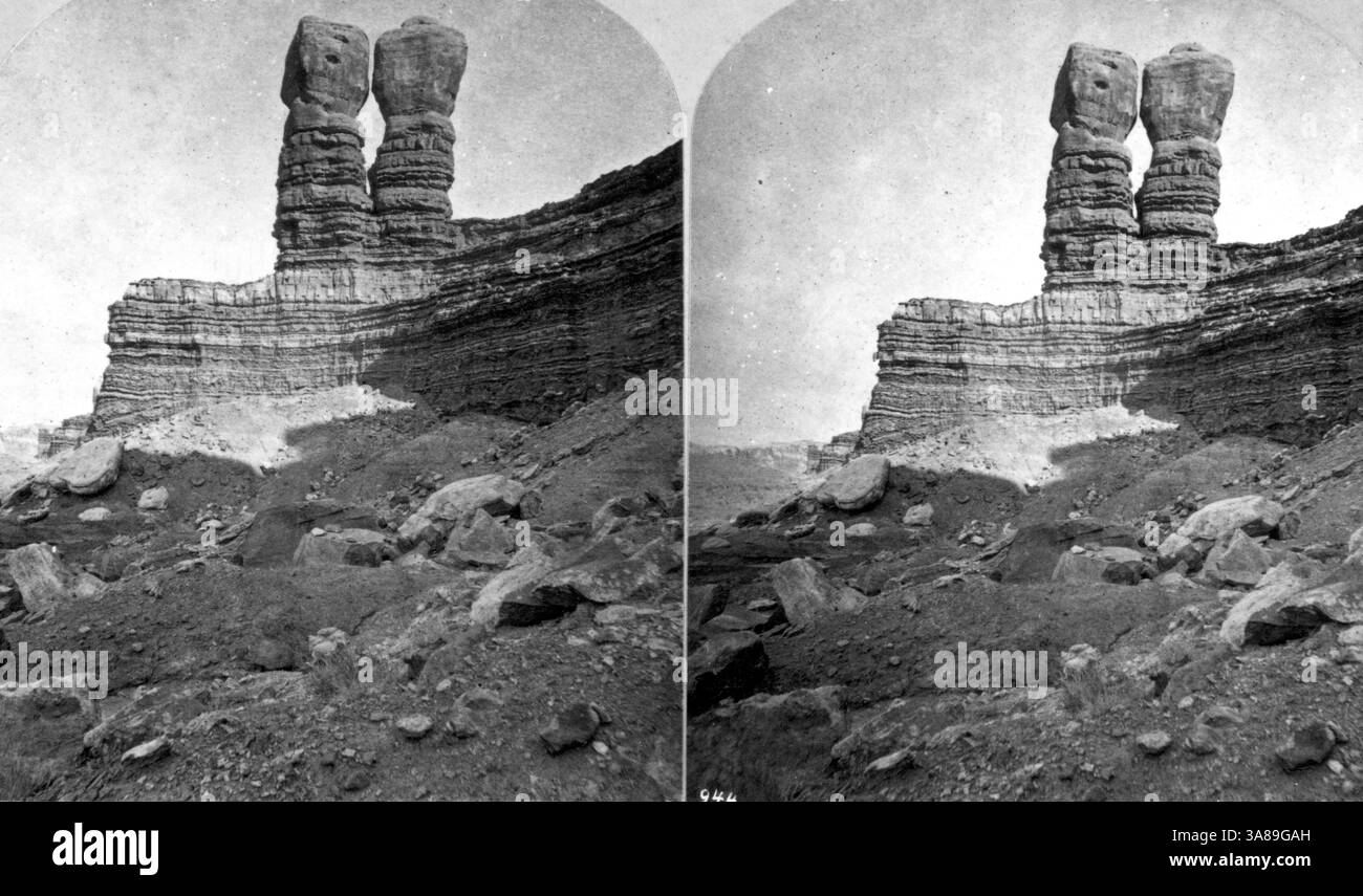 Conosciuti oggi come i gemelli Navajo, questi due pilastri di arenaria nella contea di San Juan, Utah, sorgevano sul bordo dei tablelands vicino al fiume San Juan nel 1875. Punch e Judy, ora chiamati Navajo Twins. Punch e Judy, ora chiamati Navajo Twins. Due manopole solitarie rimaste in piedi sul bordo dei tabelloni che costeggiano il fiume San Juan. Questo fiume offre un eccellente studio delle arenarie di questa regione. Contea di San Juan, Utah. 1875. (Vista stereoscopica simile alle foto n. 536, 1156) Foto Stock Conosciuti oggi come i gemelli Navajo, questi due pilastri di arenaria nella contea di San Juan, Utah, sorgevano sul bordo dei tablelands vicino al fiume San Juan nel 1875. Punch e Judy, ora chiamati Navajo Twins. Punch e Judy, ora chiamati Navajo Twins. Due manopole solitarie rimaste in piedi sul bordo dei tabelloni che costeggiano il fiume San Juan. Questo fiume offre un eccellente studio delle arenarie di questa regione. Contea di San Juan, Utah. 1875. (Vista stereoscopica simile alle foto n. 536, 1156) Foto Stock