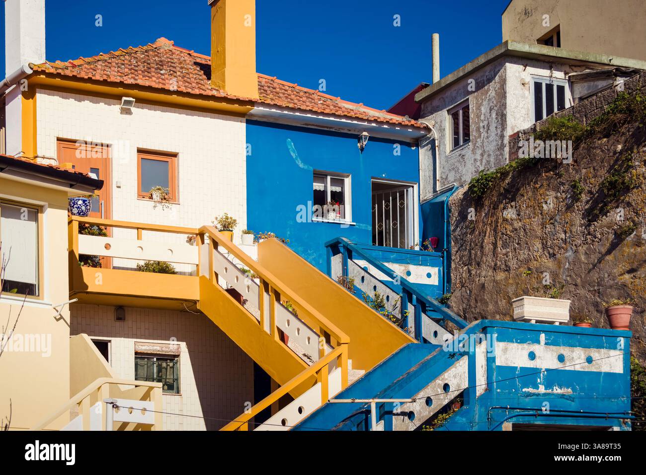 Vila do Conde, Portogallo, 24 dicembre 2024: Scalinate delle storie: Vialetti dipinti di Vila do Conde verso casa Foto Stock