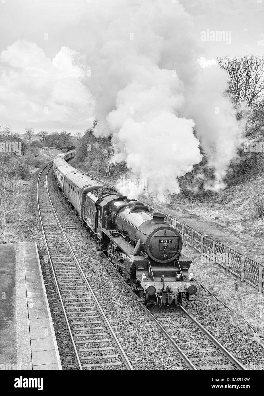 LMS Classe 5MT 45212 locomotiva a vapore Black Five che passa attraverso Long Preston il 28 marzo 2025. Foto Stock LMS Classe 5MT 45212 locomotiva a vapore Black Five che passa attraverso Long Preston il 28 marzo 2025. Foto Stock