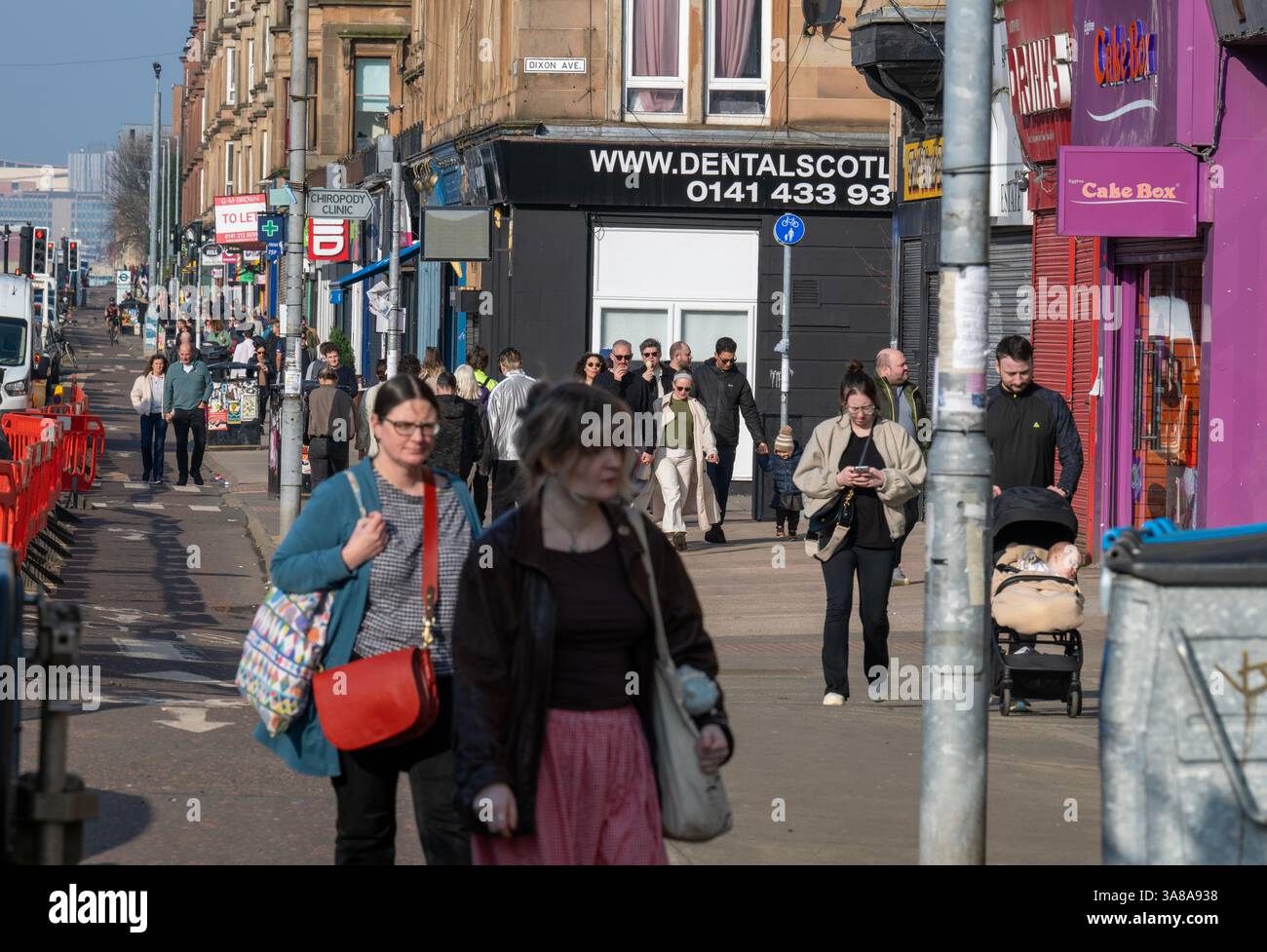 Una vivace Victoria Road nella zona di Govanhill nel Southside di Glasgow. Gentrificazione di un quartiere un tempo povero della classe operaia . Foto Stock