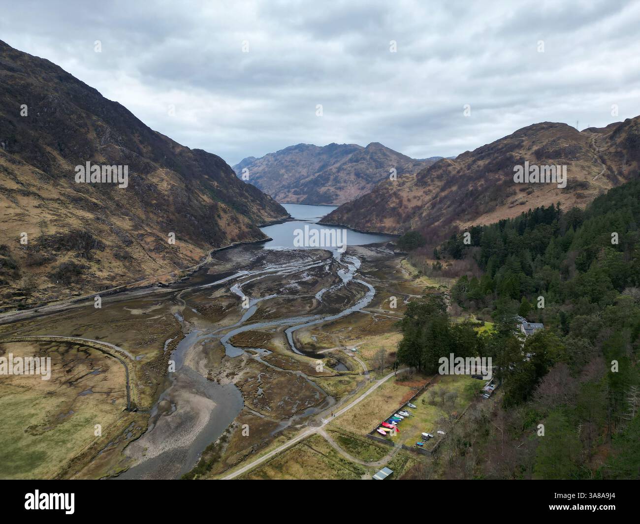KINLOCH HOURN LOCH HOURN, KNOYDART, parte del Cape Wrath Trail, un impegnativo percorso escursionistico di lunga percorrenza nelle Highlands scozzesi, senza traccia, Foto Stock