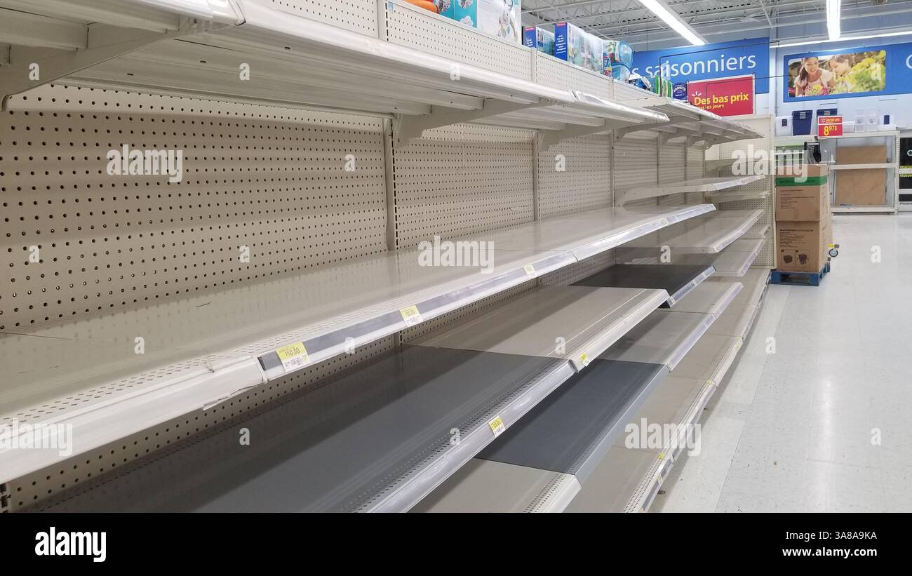 Scaffali vuoti del supermercato dopo l'acquisto del Panico durante la Pandemia di Coronavirus Foto Stock