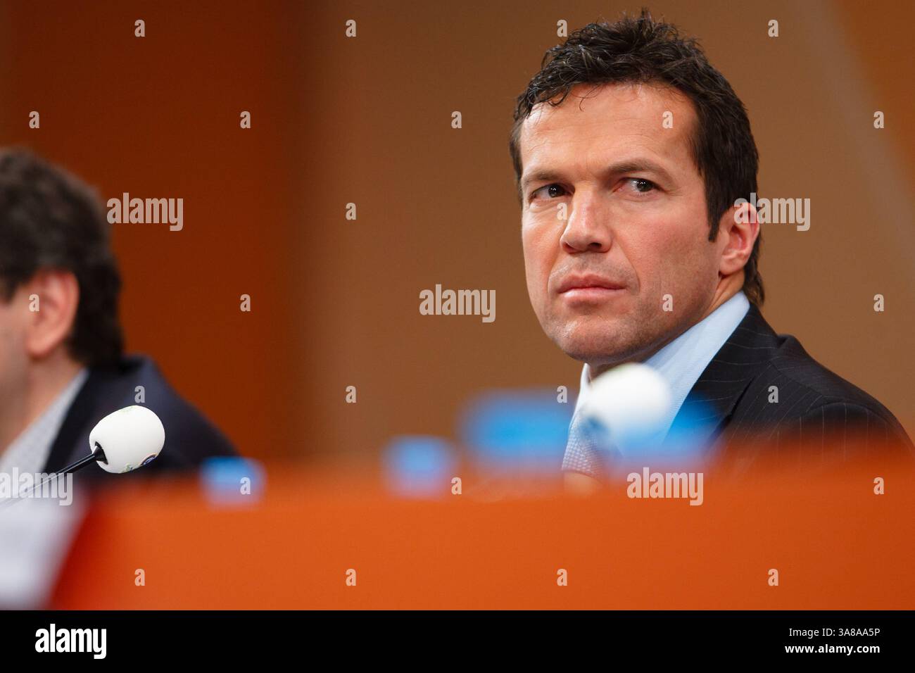 LIPSIA - 8 DICEMBRE: L'ex giocatore tedesco Lothar Matthaus partecipa a una conferenza stampa per presentare il premio Gillette come miglior giovane giocatore nell'ambito dell'estrazione dei Mondiali FIFA 2006 l'8 dicembre 2005 a Lipsia, Germania. Solo per uso editoriale. Uso commerciale vietato. (Fotografia di Jonathan Paul Larsen / Diadem Images). Foto Stock