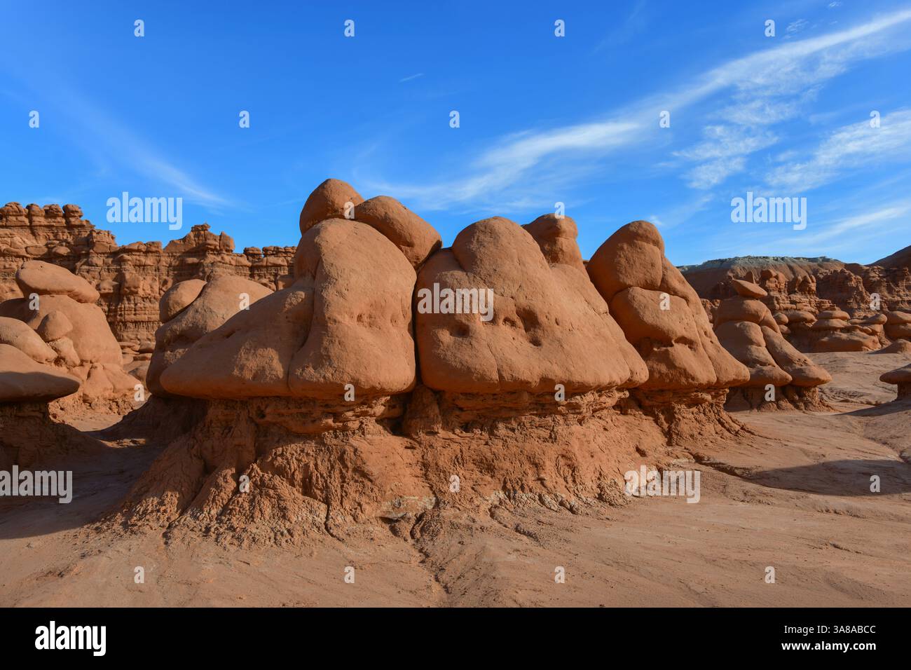 Strane e uniche sculture rupestri a forma di fungo si trovano nel Goblin Valley State Park, vicino alla città di Hanksville nello Utah Foto Stock