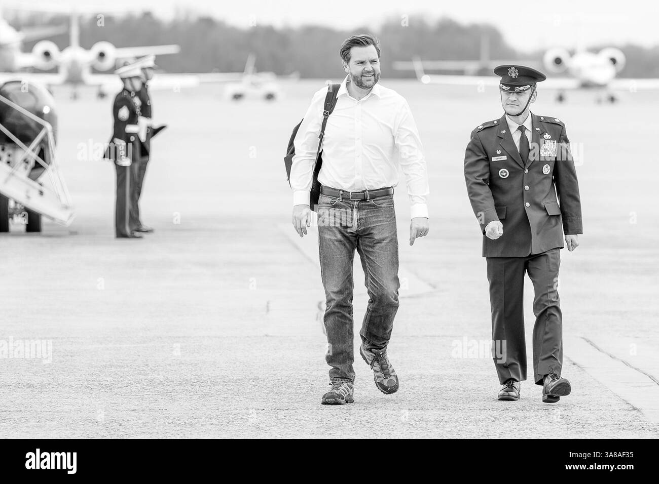 Il vicepresidente JD Vance lascia la Joint base Andrews, MD, con il Segretario alla difesa Pete Hegseth per valutare il controllo operativo del confine tra Stati Uniti e Messico a Laredo, Texas, 5 marzo 2025. (Foto del DoD del sottufficiale della Marina degli Stati Uniti Alexander C. Kubitza) Foto Stock