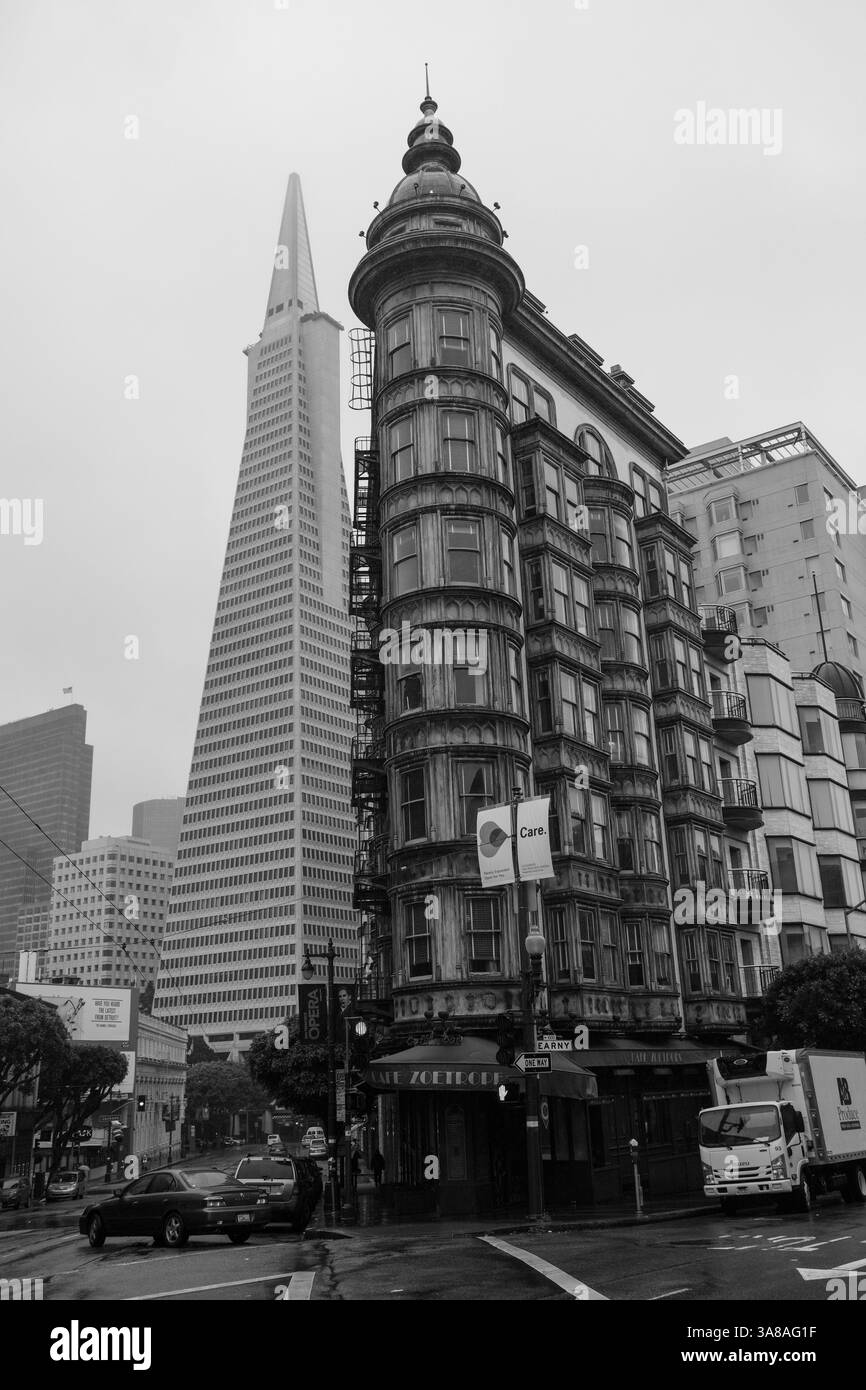 Sentinel Building di San Francisco, che ospita il Cafe Zoetrope, giustapposto alla Piramide Transamerica in una giornata umida a Kearny e Columbus Ave. Foto Stock