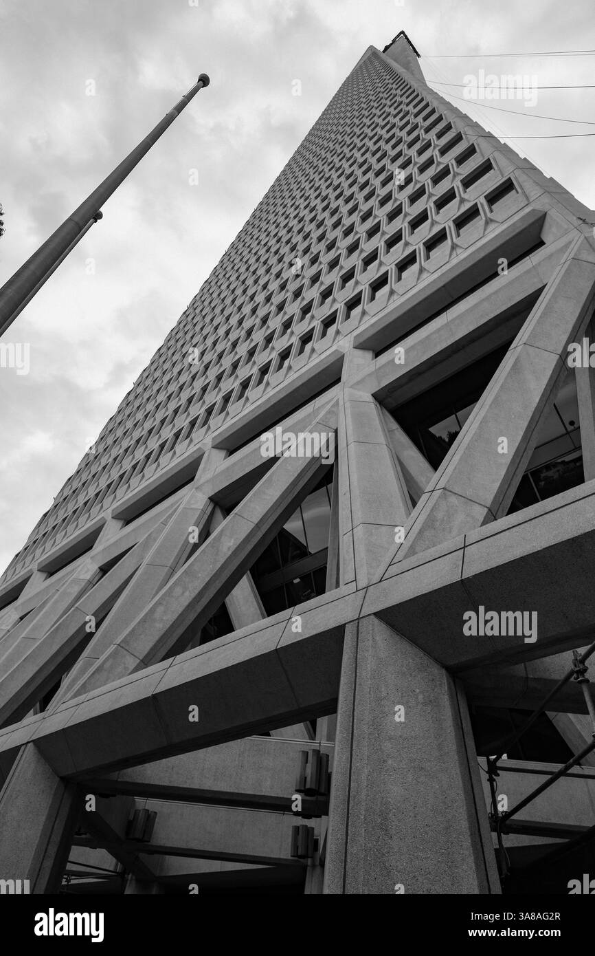 Una fotografia in bianco e nero ad angolo basso cattura l'imponente facciata geometrica e la base della Piramide Transamerica a San Francisco. Foto Stock