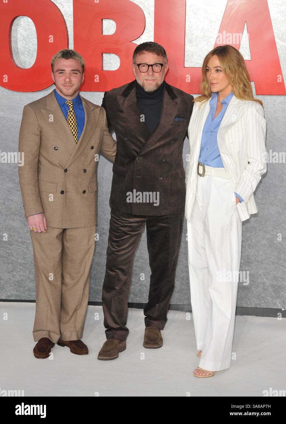 Londra, Regno Unito. 27 marzo 2025. Rocco Ritchie, Guy Ritchie e Jacqui Ainsley alla prima mondiale "MobLand", Odeon Luxe Leicester Square, Leicester Square, giovedì 27 marzo 2025 a Londra, Inghilterra, Regno Unito. CAP/CAN © CAN/Capital Pictures credito: Capital Pictures/Alamy Live News Foto Stock