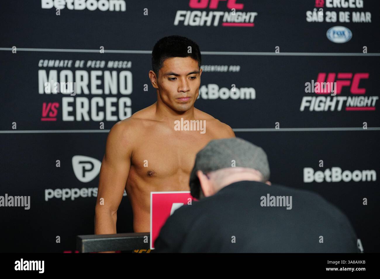 Città del Messico, Messico, Stati Uniti. 28 marzo 2025. CITTÀ DEL MESSICO, MESSICO - MARZO 28: David Martínez sale in scala per la pesatura ufficiale per UFC Fight Night - Moreno vs Erceg all'Arena CDMX il 28 marzo 2025 a città del Messico, Messico (foto di Louis Grasse/PxImages) credito: PX Images/Alamy Live News Foto Stock