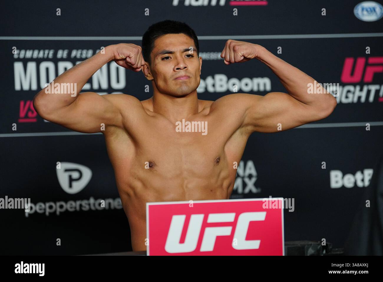 Città del Messico, Messico, Stati Uniti. 28 marzo 2025. CITTÀ DEL MESSICO, MESSICO - MARZO 28: David Martínez sale in scala per la pesatura ufficiale per UFC Fight Night - Moreno vs Erceg all'Arena CDMX il 28 marzo 2025 a città del Messico, Messico (foto di Louis Grasse/PxImages) credito: PX Images/Alamy Live News Foto Stock