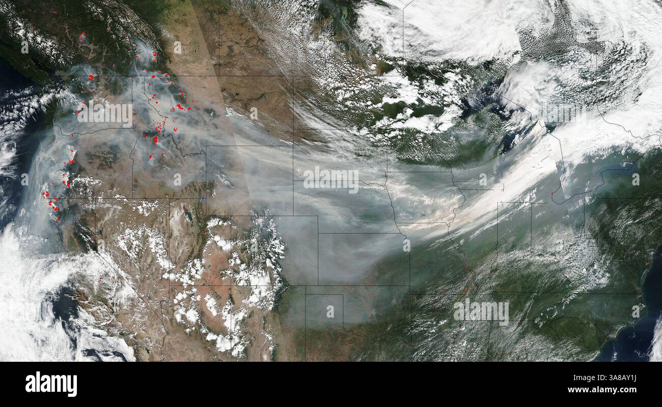 5 settembre 2017 - Stati Uniti - il 5 settembre 2017, il National Interagency Fire Center ha riferito che 81 grandi incendi stavano infuriando in tutti gli Stati Uniti, principalmente nel nord-ovest. Insieme, questi incendi hanno mandato vasti pennacchi di fumo in tutto il paese e hanno bruciato 1,4 milioni di acri, circa un sesto del totale bruciato nel 2017 negli Stati Uniti. (Immagine di credito: © MODIS/NASA via ZUMA Wire/ZUMAPRESS.com) Foto Stock