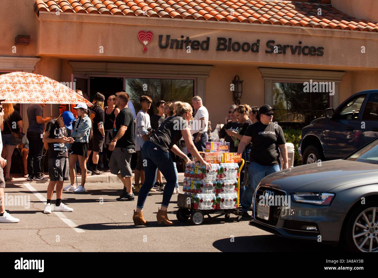 2 ottobre 2017 - Las Vegas, Nevada, Stati Uniti - a causa della travolgente risposta della comunità e della loro disponibilità a donare sangue, ai donatori in arrivo viene chiesto di fissare un appuntamento presso l'ufficio United Blood Service su Whitney Ranch Dr. (Immagine di credito: © Yasmina Chavez/Las Vegas Sun via ZUMA Wire) Foto Stock 2 ottobre 2017 - Las Vegas, Nevada, Stati Uniti - a causa della travolgente risposta della comunità e della loro disponibilità a donare sangue, ai donatori in arrivo viene chiesto di fissare un appuntamento presso l'ufficio United Blood Service su Whitney Ranch Dr. (Immagine di credito: © Yasmina Chavez/Las Vegas Sun via ZUMA Wire) Foto Stock
