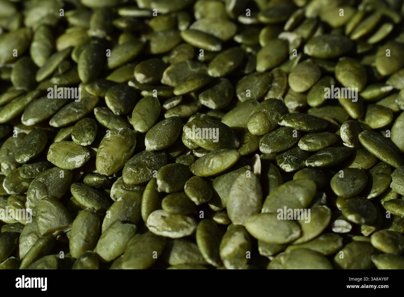 Mucchio di semi di zucca verdi sgusciati Foto Stock
