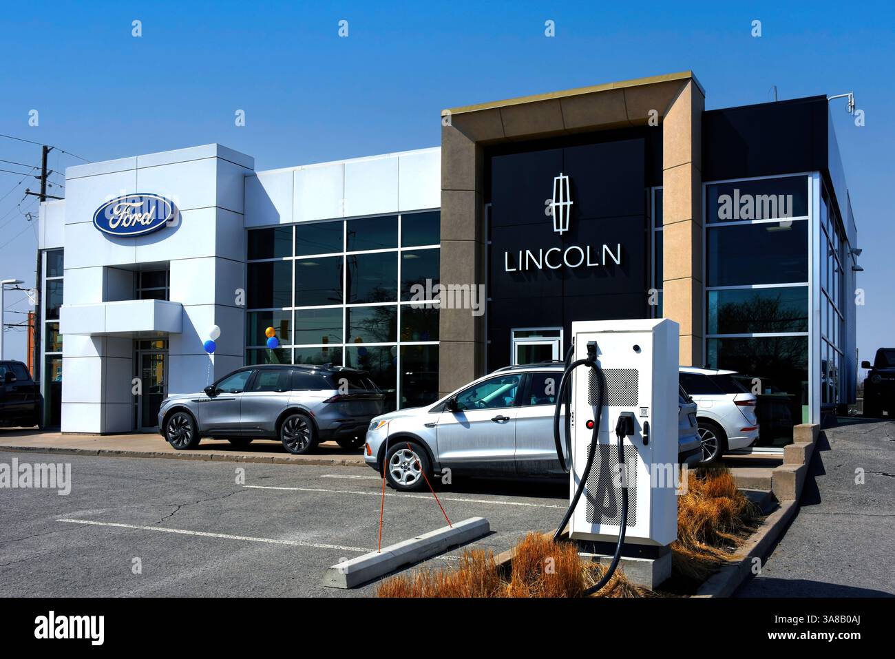 Ottawa, Canada - 28 marzo 2025: Concessionaria Ford con stazione di ricarica su Richmond Road a Ottawa. Ford è la seconda più grande casa automobilistica con sede negli Stati Uniti, dietro alla General Motors, e la sesta più grande al mondo. Il presidente Trump ha minacciato di imporre tariffe sulle auto fatte al di fuori degli Stati Uniti. Foto Stock