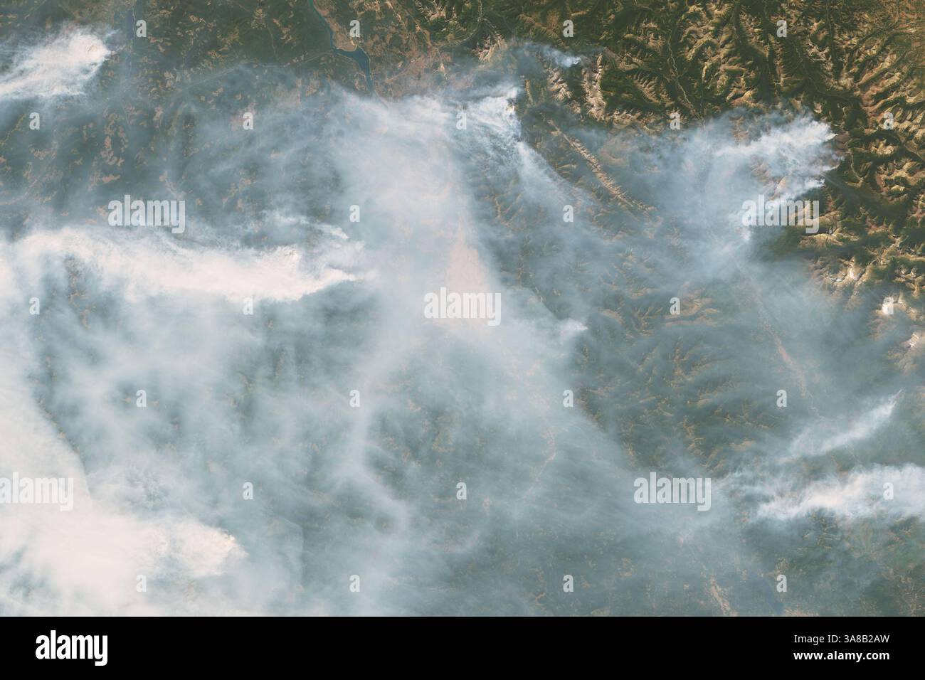 5 settembre 2017 - Stati Uniti - il 5 settembre 2017, il National Interagency Fire Center ha riferito che 81 grandi incendi stavano infuriando in tutti gli Stati Uniti, principalmente nel nord-ovest. Insieme, questi incendi hanno mandato vasti pennacchi di fumo in tutto il paese e hanno bruciato 1,4 milioni di acri, circa un sesto del totale bruciato nel 2017 negli Stati Uniti. (Immagine di credito: © MODIS/NASA via ZUMA Wire/ZUMAPRESS.com) Foto Stock