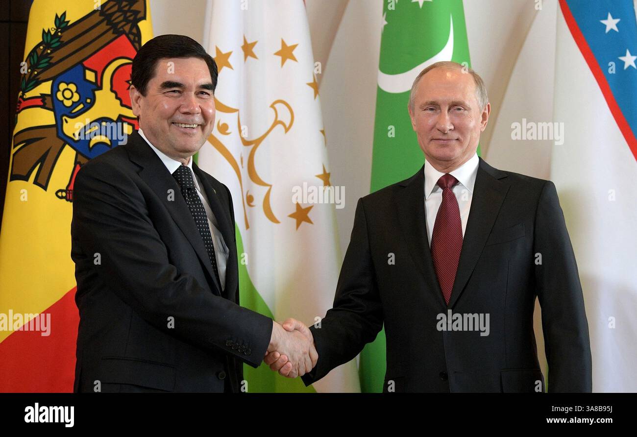 11 ottobre 2017 - Sochi, Russia - il presidente russo Vladimir Putin dà il benvenuto al presidente turkmeno Gurbanguly Berdimuhamedov all'inizio del vertice della CSI dell'11 ottobre 2017 a Sochi, Russia. (Immagine di credito: © Alexei Druzhinin/Planet Pix via ZUMA Wire) Foto Stock