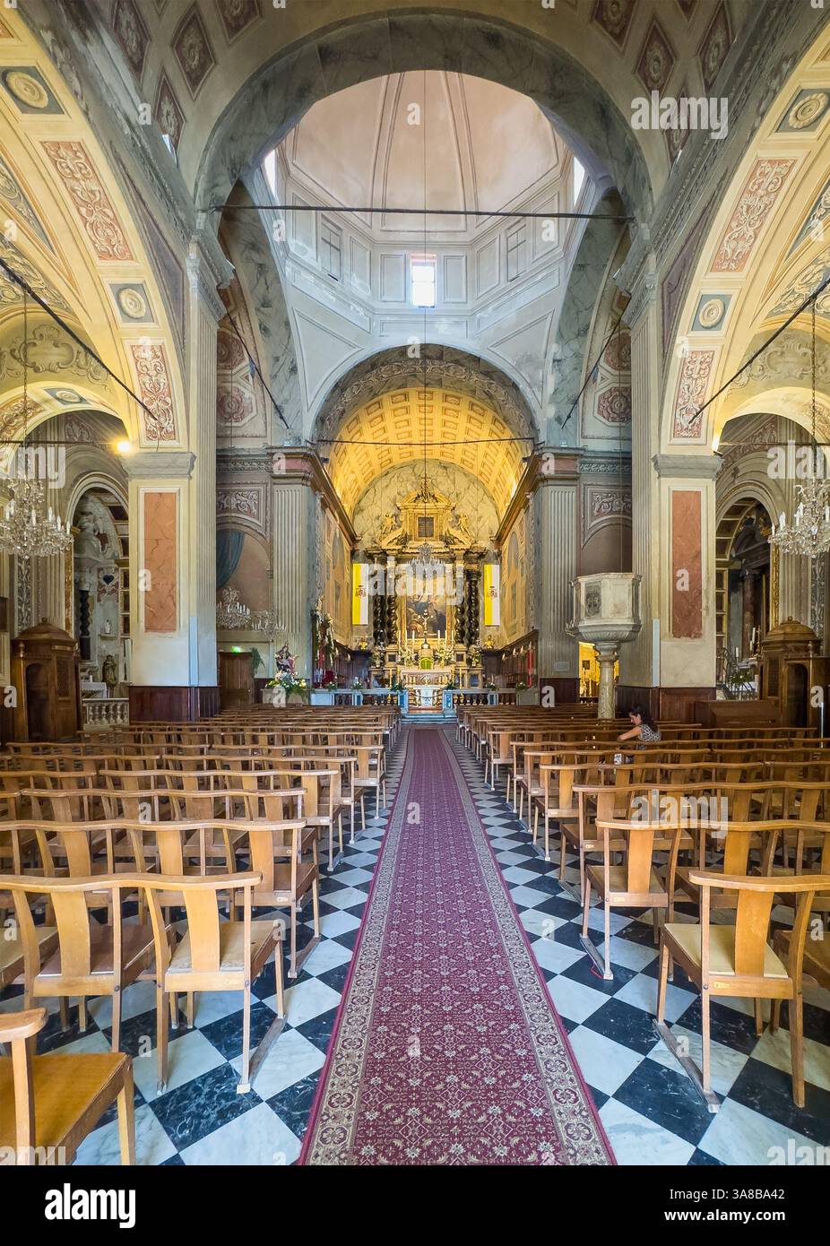 Ajaccio, Corsica, Francia 8 luglio 2024: Cattedrale di Santa Maria Assunta navata e canto visto dall'ingresso. Luce attraverso la cupola. File di sedie di legno AN Foto Stock