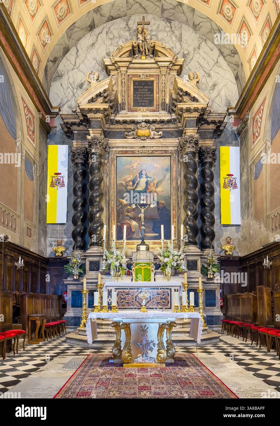 Ajaccio, Corsica, Francia 8 luglio 2024: Primo piano dell'altare della Cattedrale di Santa Maria Assunta. Tabernacolo e abbondanza di decorazioni, sculture e molto altro ancora Foto Stock