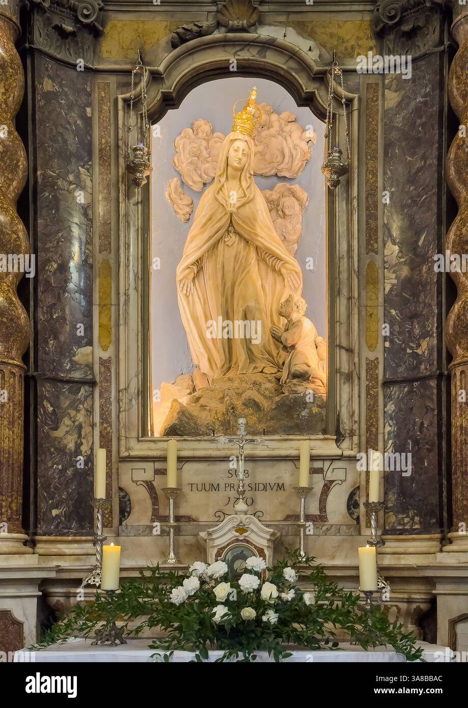 Ajaccio, Corsica, Francia 8 luglio 2024: Cattedrale Notre-Dame de l'Assomption Cappella di nostra Signora della Misericordia. primo piano della statua coronata d'oro sopra il th Foto Stock