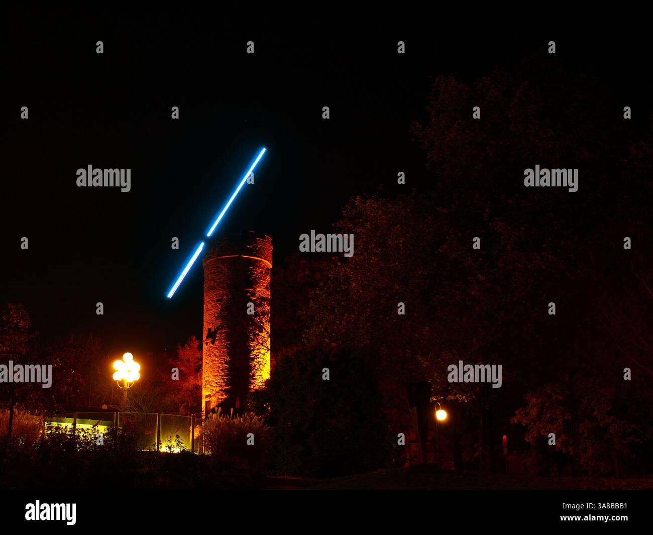 Fotografia notturna con il soggetto della storica Torre di Guardia (Wartberg) situata a Heilbronn Foto Stock
