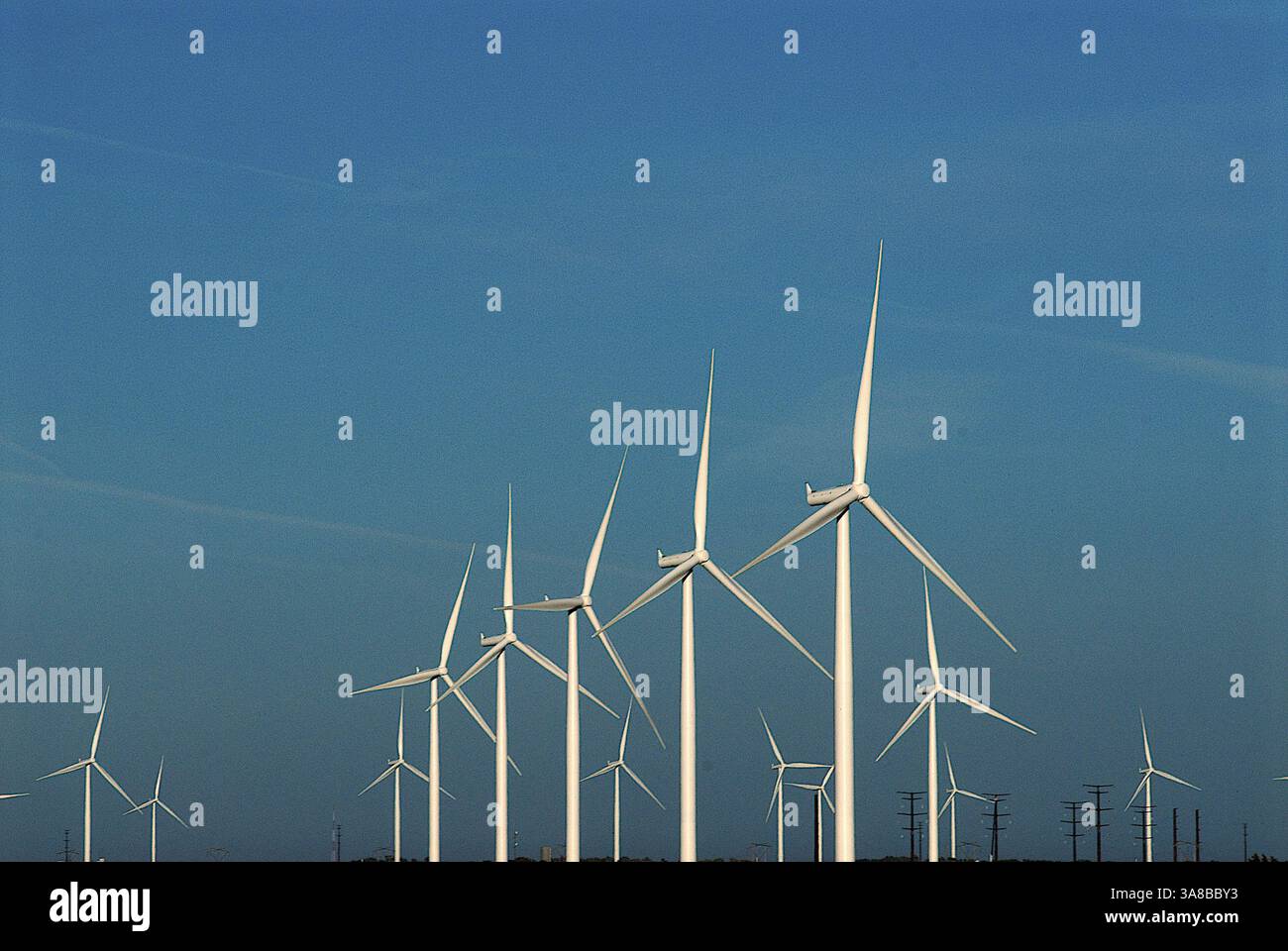 24 ottobre 2014 - Spearville, Kansas, Stati Uniti d'America - Spearville, Kansas, USA, 24 ottobre 2014.nel 2006, la Kansas City Power & Light Spearville Wind Energy Facility, di 5.000 ettari circa, è diventata la terza centrale eolica del Kansas. Il parco eolico da 100,5 megawatt e 160 milioni di dollari ha 67 turbine che producono energia elettrica sufficiente per alimentare 33.000 abitazioni. Le turbine eoliche GE Energy da 1,5 megawatt sono montate su torri da 80 metri e alimentano un sistema di raccolta elettrica sotterraneo. Le turbine dell'impianto eolico di Spearville sono progettate per accendersi quando la velocità del vento raggiunge i 8 km/h, a quel punto Foto Stock