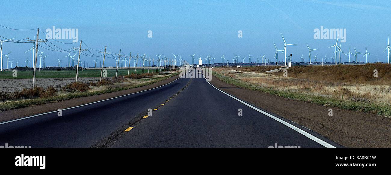 24 ottobre 2014 - Spearville, Kansas, Stati Uniti d'America - Spearville, Kansas, USA, 24 ottobre 2014.nel 2006, la Kansas City Power & Light Spearville Wind Energy Facility, di 5.000 ettari circa, è diventata la terza centrale eolica del Kansas. Il parco eolico da 100,5 megawatt e 160 milioni di dollari ha 67 turbine che producono energia elettrica sufficiente per alimentare 33.000 abitazioni. Le turbine eoliche GE Energy da 1,5 megawatt sono montate su torri da 80 metri e alimentano un sistema di raccolta elettrica sotterraneo. Le turbine dell'impianto eolico di Spearville sono progettate per accendersi quando la velocità del vento raggiunge i 8 km/h, a quel punto Foto Stock