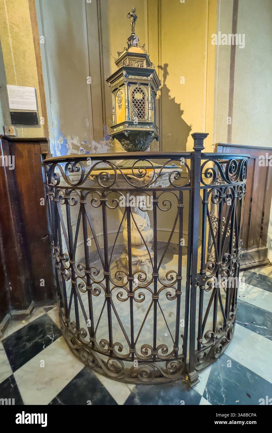 Ajaccio, Corsica, Francia 8 luglio 2024: Cattedrale Notre-Dame de l'Assomption, il famoso fonte battesimale Foto Stock