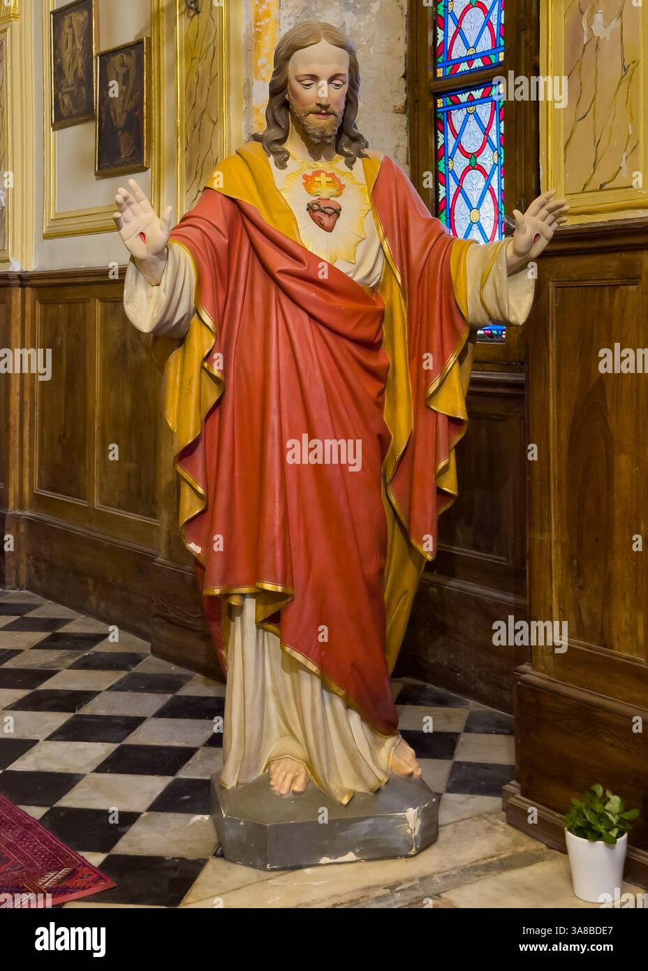 Ajaccio, Corsica, Francia 8 luglio 2024: Cattedrale Notre-Dame de l'Assomption, primo piano della statua del Sacro cuore Foto Stock