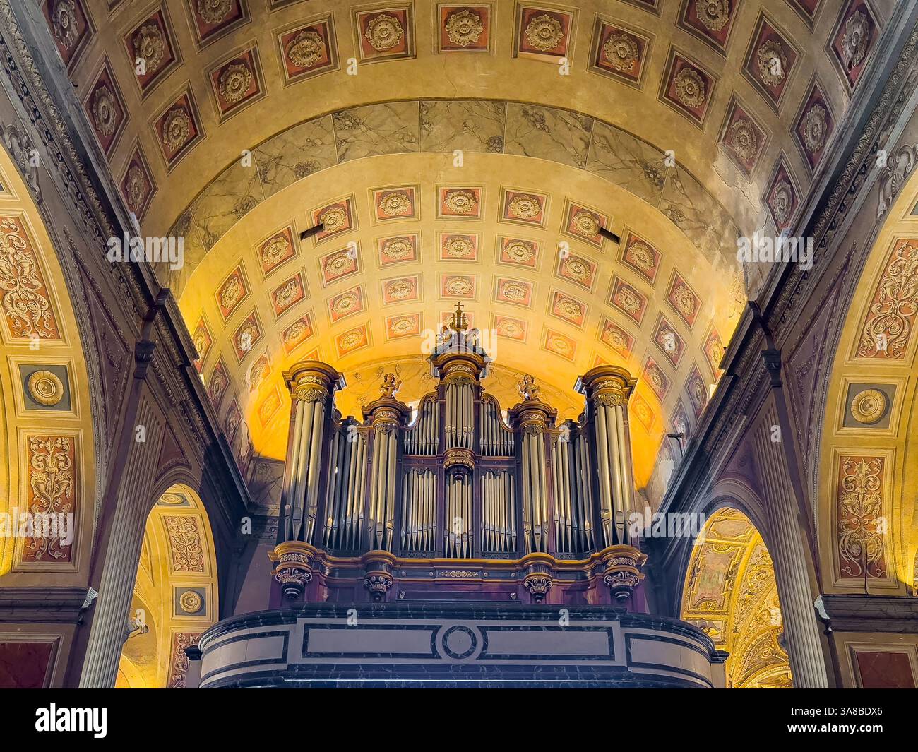 Ajaccio, Corsica, Francia 8 luglio 2024: Cattedrale Notre-Dame de l'Assomption, l'organo Foto Stock