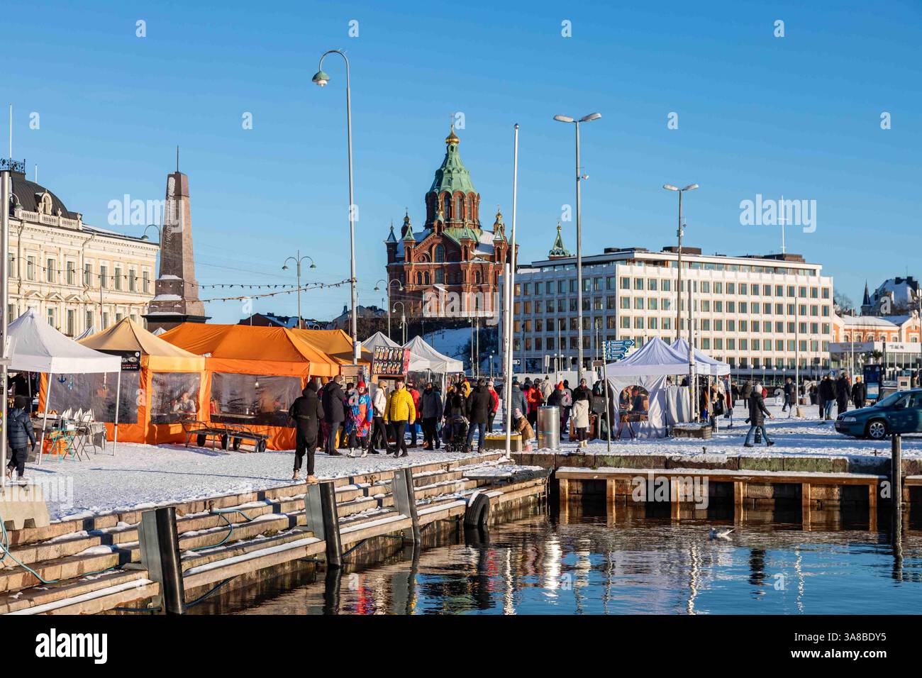 Piazza del mercato di Helsinki coperta di neve a Helsinki, Finlandia Foto Stock