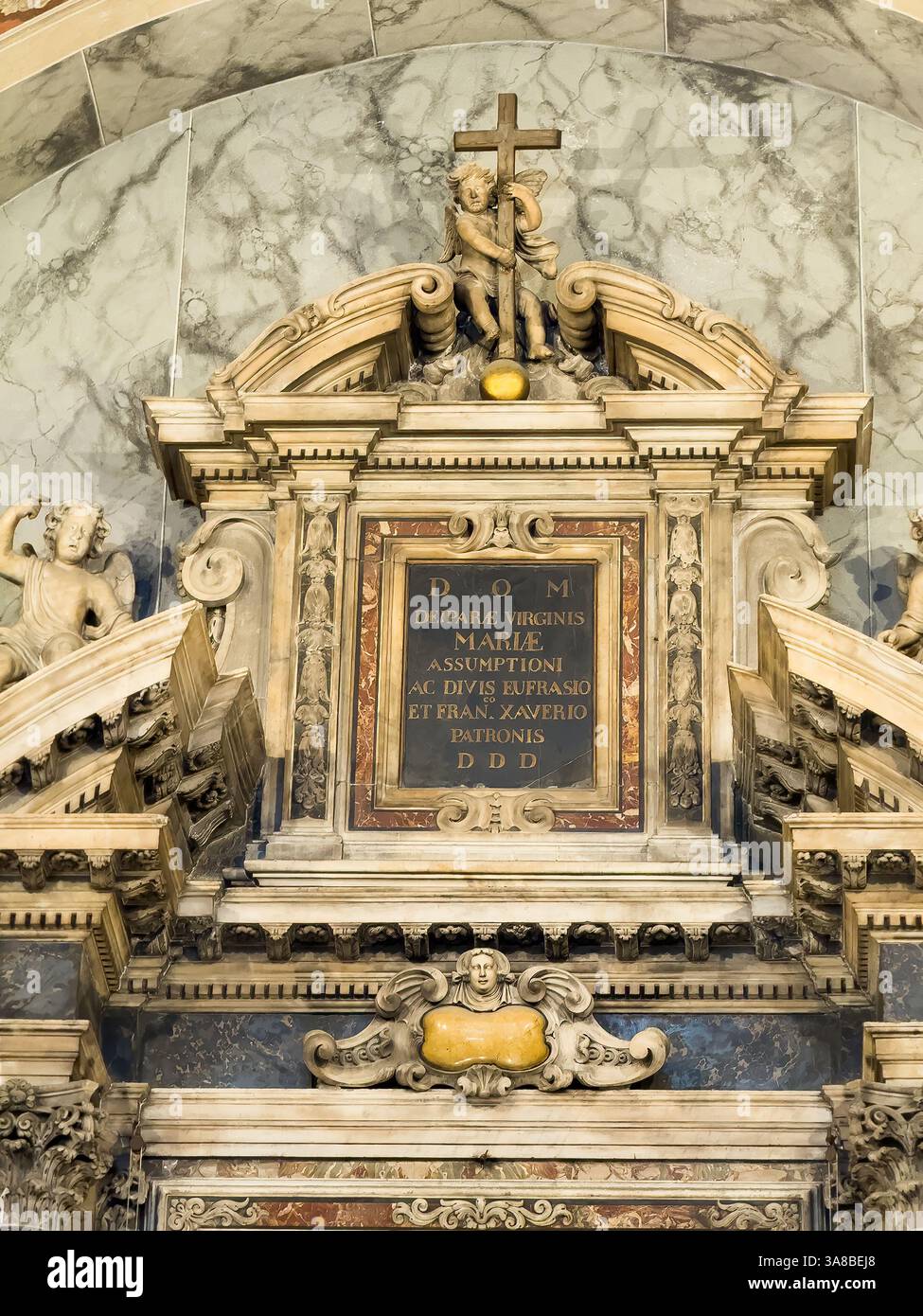 Ajaccio, Corsica, Francia 8 luglio 2024: Cattedrale Notre-Dame de l'Assomption, scultura commemorativa di Franciscus Xaverius con croce e angeli Foto Stock