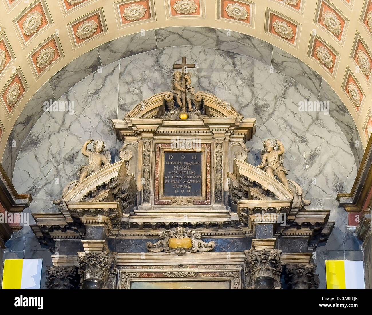 Ajaccio, Corsica, Francia 8 luglio 2024: Ajaccio, Corsica, Francia 8 luglio 2024: cattedrale Notre-Dame de l'Assomption, scultura commemorativa di Franciscus Xaverius Foto Stock