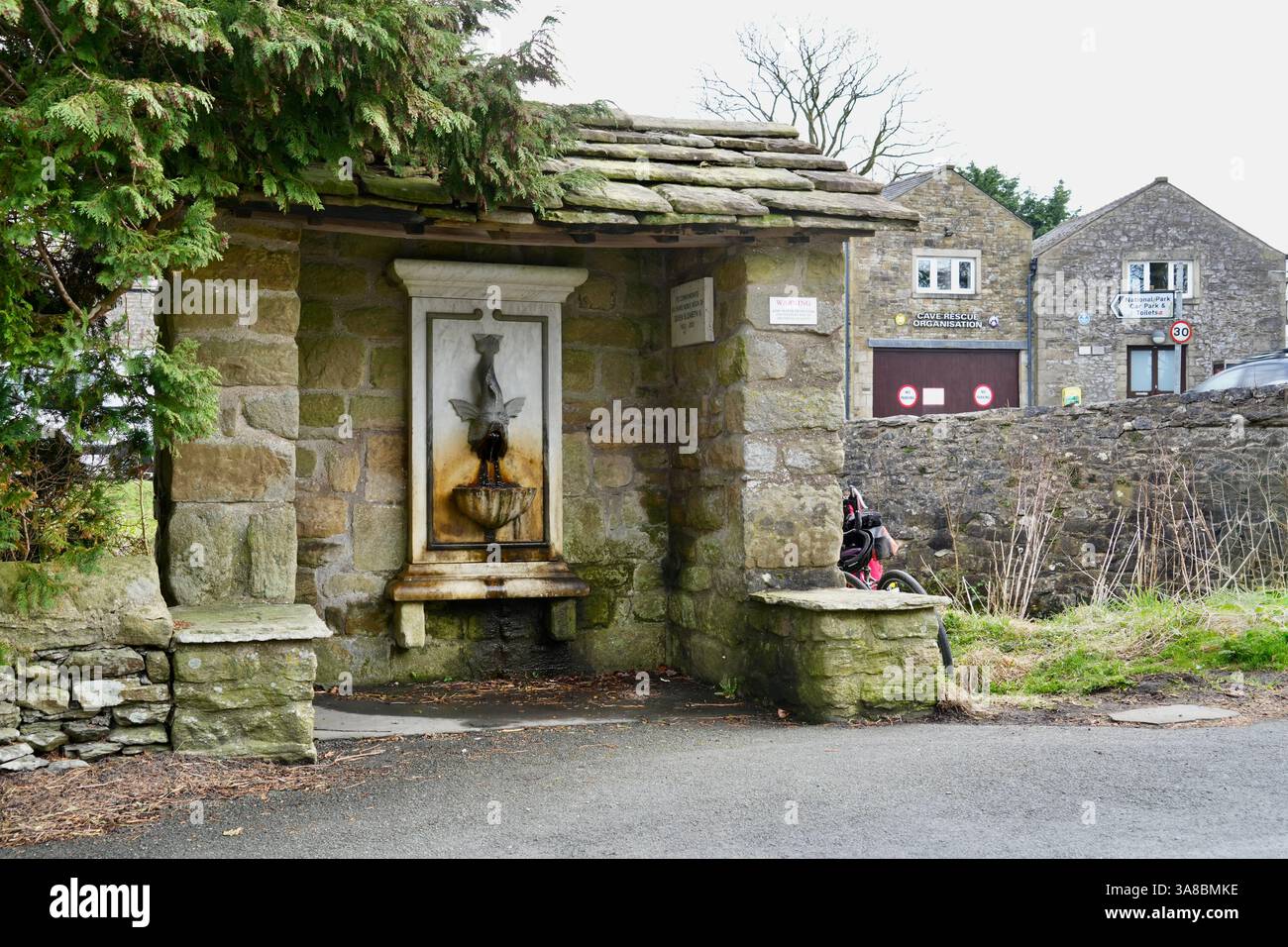 Fontana in pietra commemorativa della regina Elisabetta II 60 anni sul trono. Foto Stock